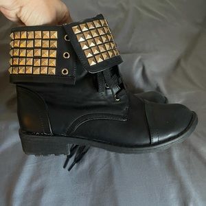 Women’s black gold boot. Size 8